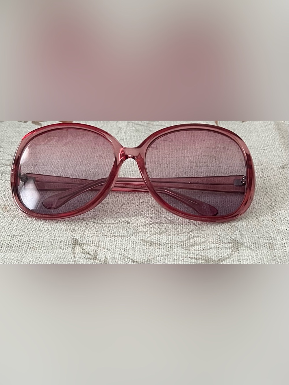 Womenโs Oversized Pink Sunglasses - Fashionable UV Shades